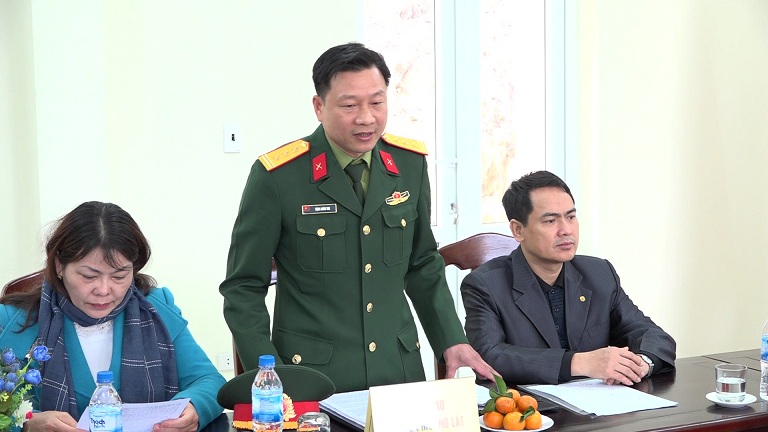 Lãnh đạo Ban Chỉ huy Quân sự huyện báo cáo tình hình