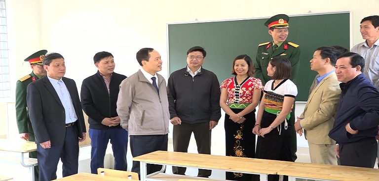 Đồng chí Bí thư Tỉnh ủy chia sẻ với những khó khăn, vất vả của các thầy cô giáo, các em học sinh tại điểm trường bản Poọng