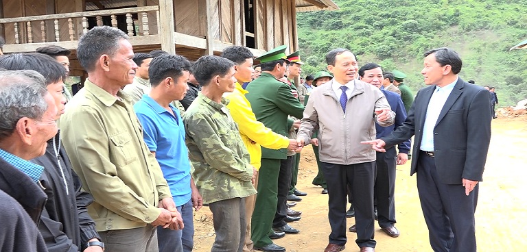 Người dân bản Poọng vui mừng chào đón đồng chí Bí thư Tỉnh ủy Trịnh Văn Chiến đến thăm