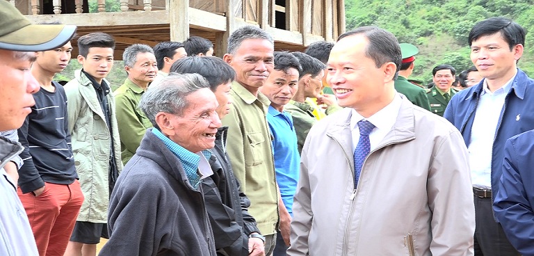 Đồng chí Bí thư Tỉnh ủy ân cần thăm hỏi, động viên người dân bản Poọng