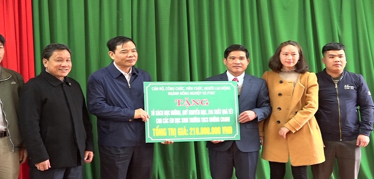 Bộ trưởng Bộ Nông nghiệp và Phát triển nông thôn Nguyễn Xuân Cường trao tủ sách cho trường THCS xã Mường Chanh