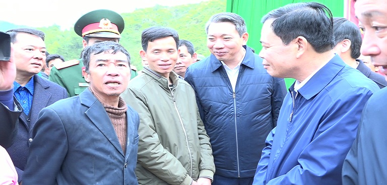 Bộ trưởng Bộ Nông nghiệp và Phát triển nông thôn Nguyễn Xuân Cường trao đổi ân cần với bà con nhân dân bản Na Chừa