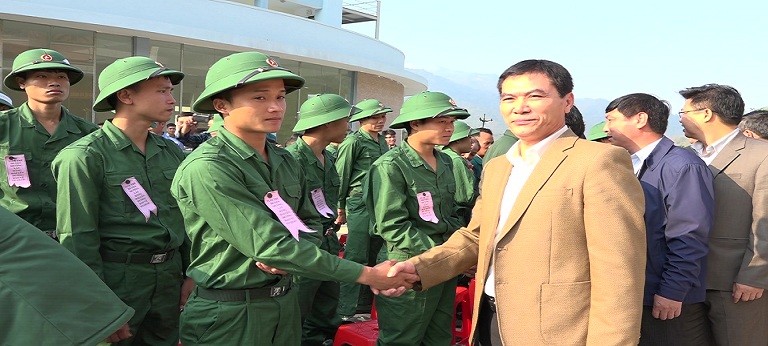 Đồng chí Bùi Đình Sơn - Giám đốc Sở Tư pháp động viên các tân binh lên đường nhận nhiệm vụ