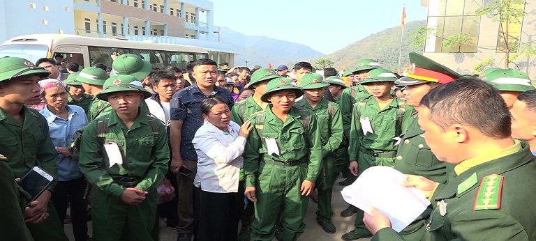Các tân binh tạm biệt gia đình lên đường thực hiện nghĩa vụ công dân