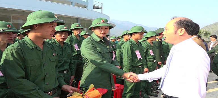 Các đồng chí lãnh đạo huyện động viên tân binh