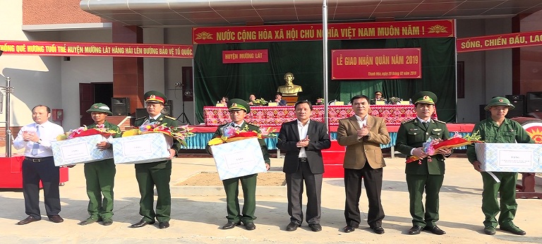 Lãnh đạo huyện tặng quà cho các đơn vị nhận quân và tân binh