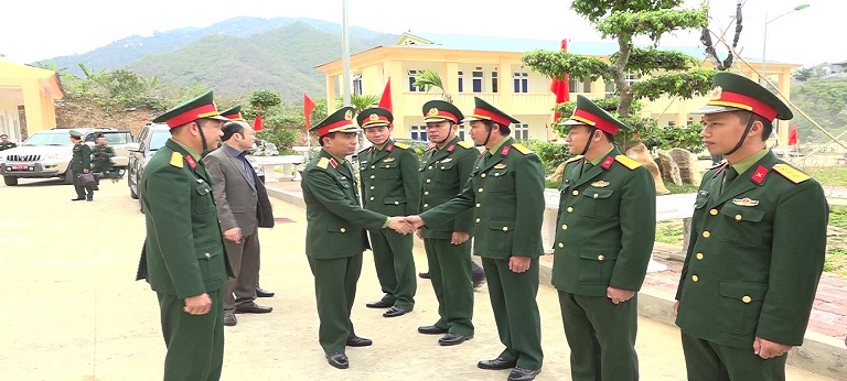 Thiếu tướng Nguyễn Doãn Anh, Tư lệnh Quân khu 4 đến thăm cán bộ, chiến sỹ Ban Chỉ huy Quân sự huyện Mường Lát
