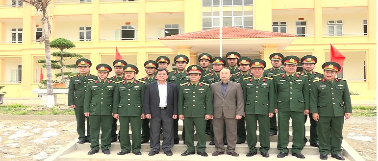 Thiếu tướng Nguyễn Doãn Anh, Tư lệnh Quân khu 4 cùng đoàn công tác chụp ảnh lưu niệm với lãnh đạo huyện và Cán bộ, chiến sỹ Ban Chỉ huy quân sự huyện Mường Lát.