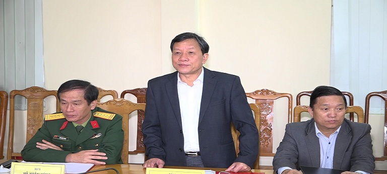 Đồng chí Lương Minh Thông- Ủy viên Ban Chấp hành Tỉnh ủy, Bí thư huyện ủy, Chủ tịch HĐND huyện báo cáo khái quát về tình hình phát triển kinh tế - xã hội, quốc phòng - an ninh của địa phương
