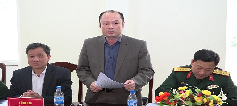 Đồng chí Cao Văn Cường - Phó Bí thư Huyện ủy, Chủ tịch UBND huyện đề xuất cải tạo và mở rộng đường lên sân bay dã chiến của huyện