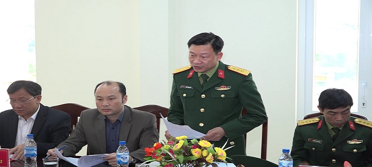 Thượng tá Đặng Xuân Thu - Ủy viên Ban Thường vụ Huyện ủy, Chỉ huy trưởng Ban Chỉ huy Quân sự huyện báo cáo với đoàn công tác kết quả thực hiện nhiệm vụ Quân sự - Quốc phòng năm 2018
