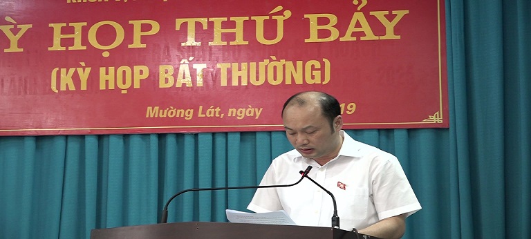 Đồng chí Cao Văn Cường - Phó Bí thư Huyện ủy, Chủ tịch UBND huyện thông qua Tờ trình về việc đề nghị nhập xã Tén Tằn vào Thị trấn Mường Lát của UBND huyện