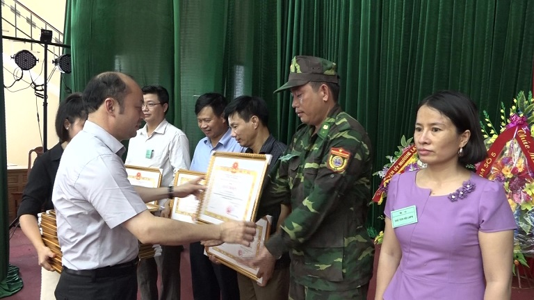 Chủ tịch UBND huyện Mường Lát trao giấy khen cho các cá nhân có thành tích xuất sắc trong diễn tập khu vực phòng thủ huyện Mường Lát năm 2019