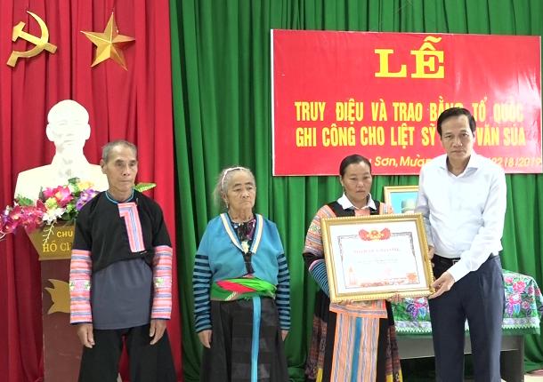 Thừa ủy quyền Thủ tướng Chính phủ, Bộ trưởng Bộ Lao động - Thương binh và Xã hội Đào Ngọc Dung trao Bằng "Tổ quốc ghi công" cho gia đình liệt sỹ Thao Văn Súa