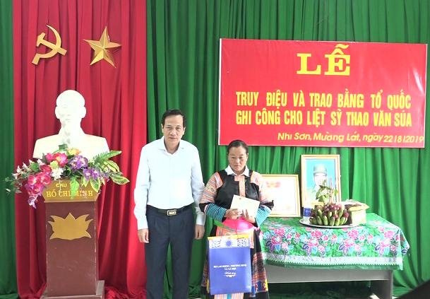 Đồng chí Đào Ngọc Dung hỗ trợ gia đình liệt sỹ Thao Văn Súa