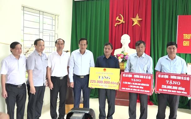 Bộ Lao động - Thương binh và Xã hội hỗ trợ tiền để nhân dân huyện Mường Lát sớm khắc phục khó khăn do thiên tai gây ra