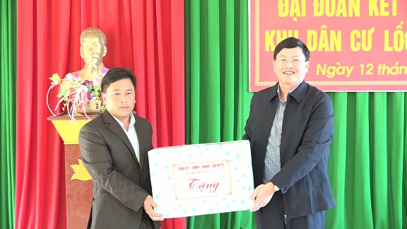 Đồng chí Mai Xuân Liêm trao quà cho cán bộ, nhân dân khu dân cư Lốc Há