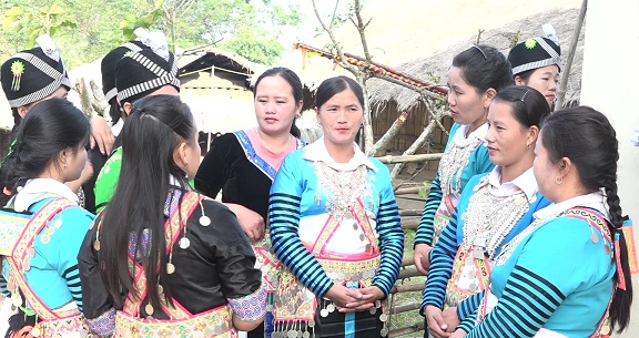 Nhân dân ban Lốc Há phấn khởi đến nhà Văn hóa bản để dự ngày Hội Đại đoàn kết