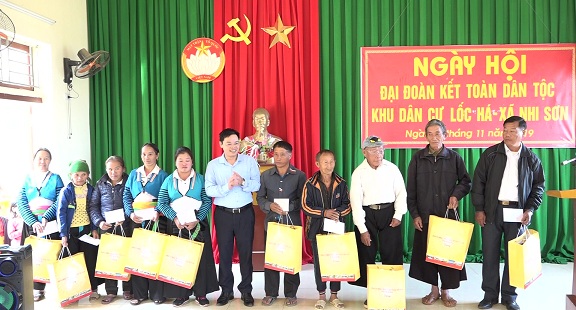 Lãnh đạo MTTQ tỉnh trao 10 suất quà cho gia đình có hoàn cảnh khó khăn, gia đình chính sách