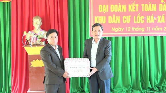 đồng chí Lương Minh Thông - Ủy viên BCH Tỉnh ủy, Bí thư Huyện ủy, Chủ tịch HĐND huyện trao quà cho nhân dân bản Lốc Há