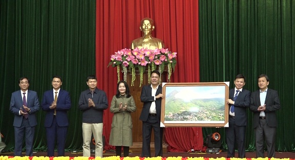 Lãnh đạo huyện Mường Lát tặng ảnh lưu niệm 2 huyện Quan Hóa và Quan Sơn