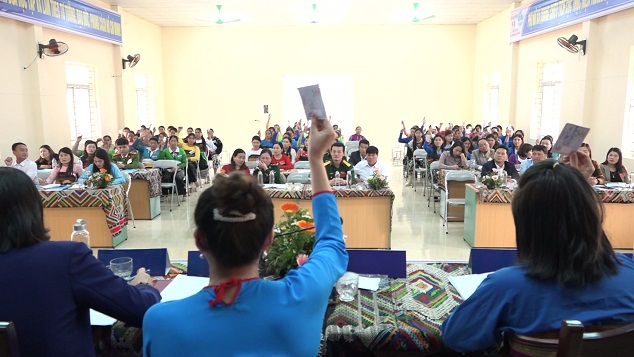 Các đại biểu biểu quyết bầu Ban Chấp hành Hội Liên hiệp phụ nữ xã Quang Chiểu nhiệm kỳ 2021 - 2026