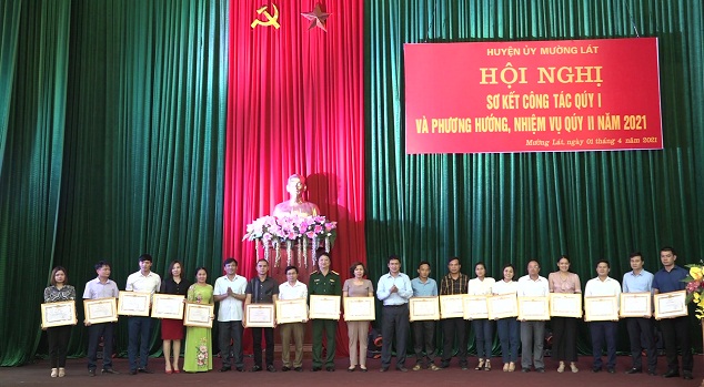 ...và cá nhân có thành tích xuất sắc được Bí thư Huyện ủy tặng giấy khen