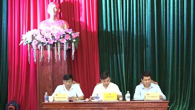 Các đồng chí: Hà Văn Ca - Tỉnh ủy viên, Bí thư Huyện ủy; Triệu Minh Xiết - Phó Bí thư Thường trực Huyện ủy; Nguyễn Văn Bình - Phó Bí thư Huyện ủy, Chủ tịch UBND huyện đồng chủ trì phiên thảo luận