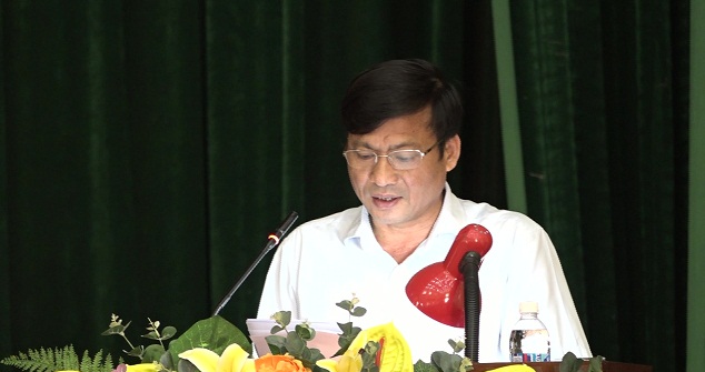Đồng chí Nguyễn Văn Bình - Phó Bí thư Huyện ủy, Chủ tịch UBND huyện phát biểu giải trình các ý kiến tham luận