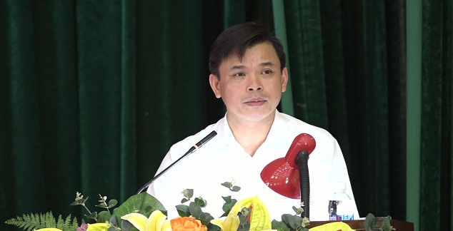 Đồng chí Hà Văn Ca - Tỉnh ủy viên, Bí thư Huyện ủy phát biểu kết luận Hội nghị