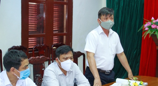 Đồng chí Hà Văn Ca, Tỉnh ủy viên, Bí thư huyện ủy Mường Lát phát biểu tại buổi làm việc
