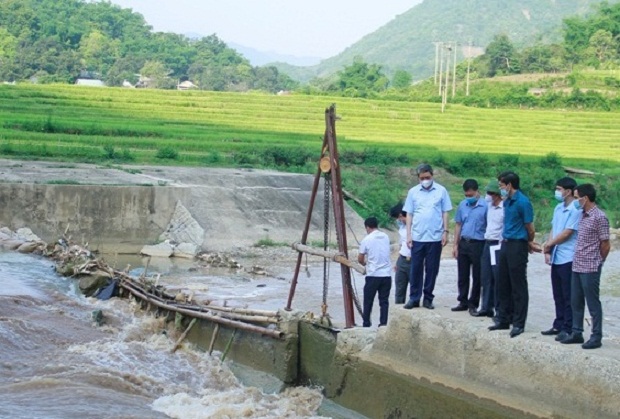 Đồng chí Lê Đức Giang, Tỉnh ủy viên, Phó Chủ tịch UBND tỉnh đi kiểm tra thực tế công trình thủy lợi, thủy điện Tén Tằn tại xã Tén Tằn