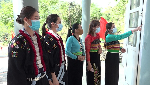 Cử tri đến các điểm niêm yết xem danh sách những người ứng cử ĐBQH và đại biểu HĐND các cấp, nhiệm kỳ 2021 - 2026
