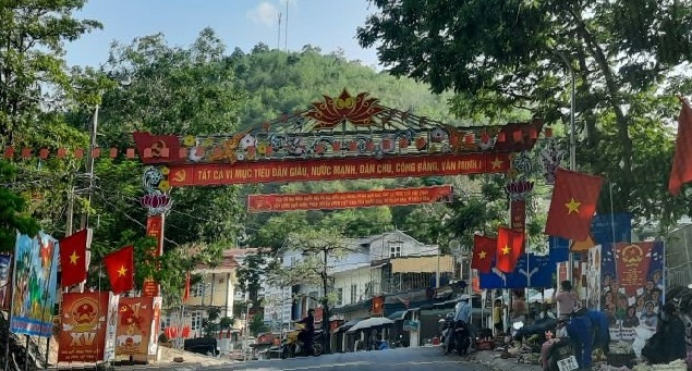 Cờ hoa rực rỡ tại trung tâm thị trấn