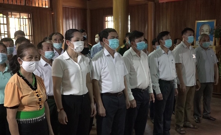 Các đồng chí lãnh đạo huyện cùng cử tri khu 2, thị trấn Mường Lát dự lễ khai mạc tại điểm bỏ phiếu số 2