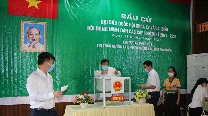 Các đồng chí lãnh đạo huyện Mường Lát tham gia bỏ phiếu tại nơi cư trú