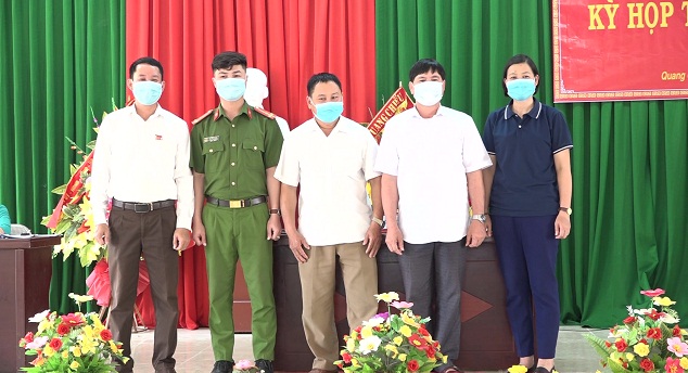 Chủ tịch, Phó Chủ tịch HĐND và các Ban của HĐND xã lên ra mắt Kỳ họp