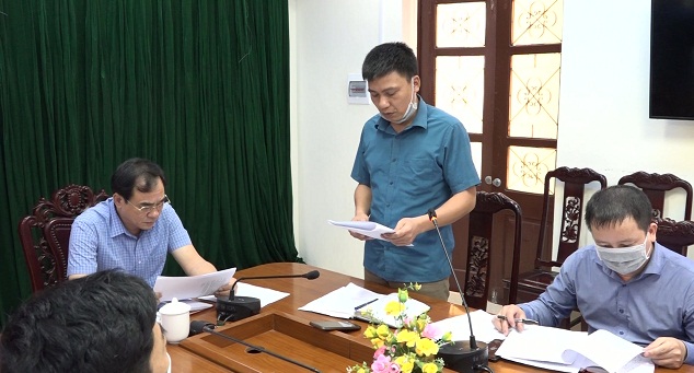 Đồng chí Trần Văn Thắng, Huyện ủy viên, Trưởng phòng nông nghiệp & phát triển nông thôn huyện thông qua báo cáo tổng kết công tác tiêm phòng đợt 1/2021
