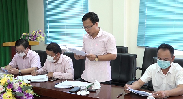 Đại diện lãnh đạo phòng giao dịch Ngân hàng Chính sách xã hội huyện Mường Lát thông qua dự thảo báo cáo sơ kết