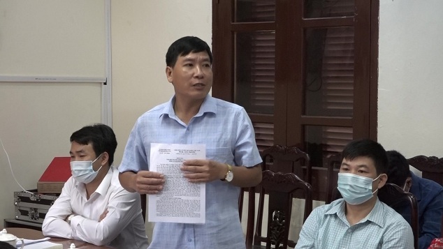 Đại diện xã Tam Chung phát biểu nêu lên một số khó khăn, vướng mắc trong triển khai thực hiện nhiệm vụ và kiến nghị, đề xuất tháo gỡ khó khăn