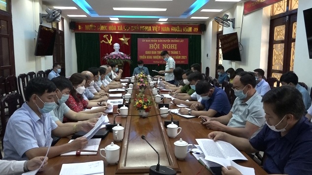 Đại diện Văn phòng HĐND - UBND huyện thông qua báo cáo tình hình kinh tế - xã hội, quốc phòng - an ninh tháng 7, phương hướng nhiệm vụ tháng 8 năm 2021