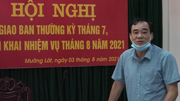Đồng chí Hoàng Văn Dũng - Uỷ viên BTV Huyện ủy, Phó Chủ tịch Thường trực UBND huyện phát biểu nêu các giải pháp để tháo gỡ khó khăn, đồng thời giải đáp trực tiếp nhiều vấn đề còn băn khoăn của các đại biểu tại Hội nghị