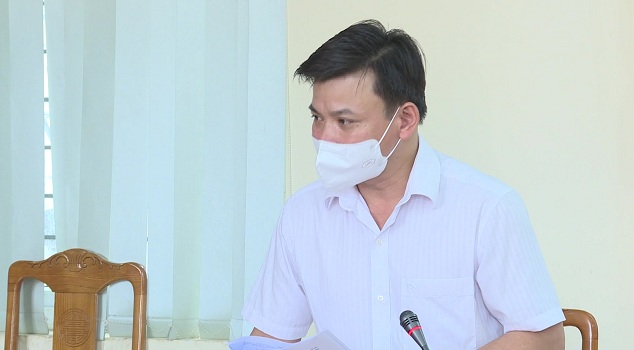 Đồng chí Hà Văn Ca, Tỉnh ủy viên, Bí thư Huyện ủy, Chủ tịch HĐND huyện báo cáo tình hình dịch bệnh Covid-19 trên địa bàn huyện