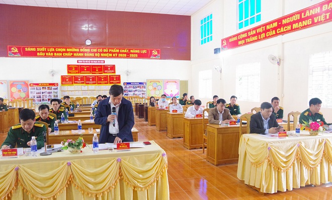 Đồng chí Hà Văn Ca, Tỉnh ủy viên, Bí thư Huyện ủy, Chủ tịch HĐND huyện đề xuất một số nội dung với đoàn công tác của Bộ Quốc phòng.