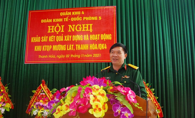 Đồng chí Đại tá Hoàng Văn Võ, Đoàn trưởng Đoàn Kinh tế - Quốc phòng 5 báo cáo kết quả xây dựng và hoạt động của Đoàn tại khu kinh tế quốc phòng Mường Lát trước đoàn công tác.