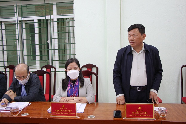 Đồng chí Phó Chủ tịch Thường trực UBND tỉnh Nguyễn Văn Thi phát biểu tại buổi làm việc.