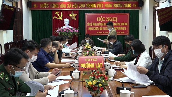 Đồng chí Trần Văn Thắng – Trưởng phòng NN&PTNT huyện báo cáo kết quả thực hiện công tác đảm bảo ATTP năm 2021 và triển khai mục tiêu, nhiệm vụ, giải pháp năm 2022.