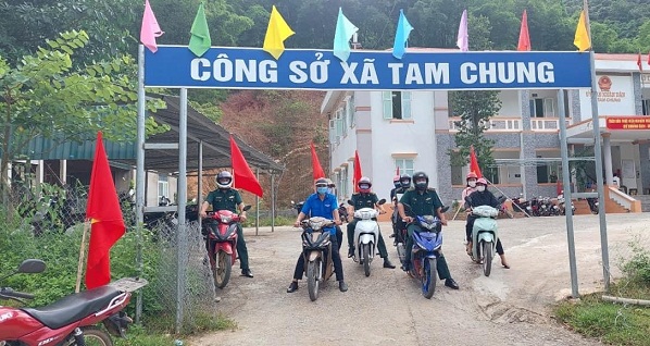 Đội tuyên truyền lưu động xã Tam Chung chuẩn bị đi tuyên truyền