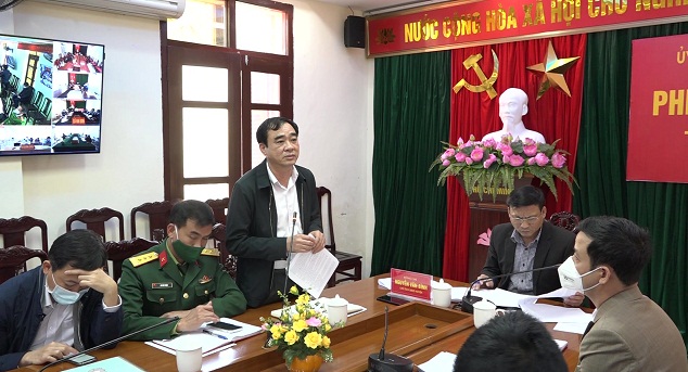 Đồng chí Hoàng Văn Dũng, Ủy viên Ban Thường vụ Huyện ủy, Phó Chủ tịch Thường trực UBND huyện phát biểu tại phiên họp