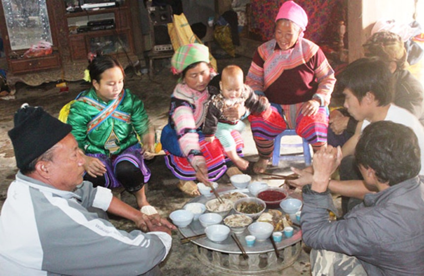 Bữa cơm sum vầy bên gia đình của đồng bào dân tộc Mông tại bản Pù Đứa xã Quang Chiểu
